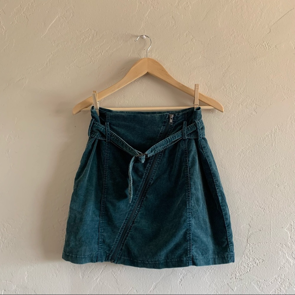 Corduroy High-waisted skirt with zipper and belt